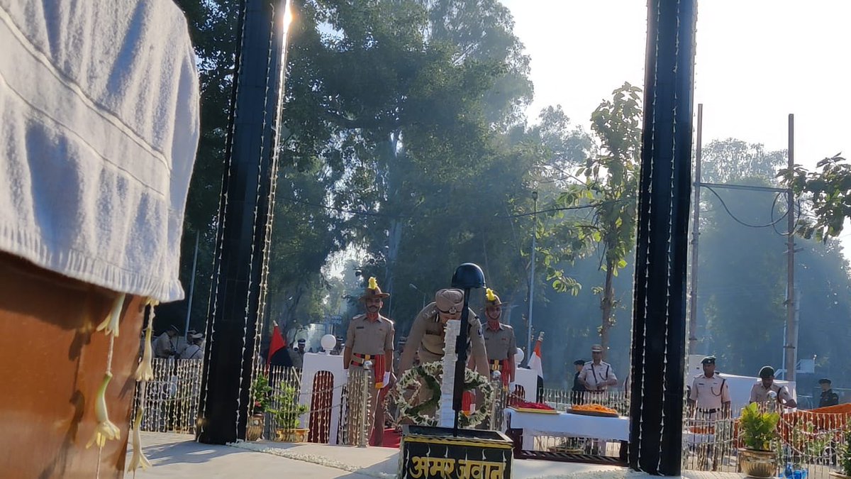 BiharHomeDept's tweet photo. #पुलिस_संस्मरण_दिवस_2023 के मौके पर शहीद पुलिसकर्मियों को श्रद्धांजलि देते हुए बिहार बिहार के डी.जी.पी श्री आर.एस.भट्टी।
@bihar_police
@IPRD_Bihar
#BiharHomeDept
#BiharPolice
#DGP_Bihar https://t.co/vOg4GCBkUG