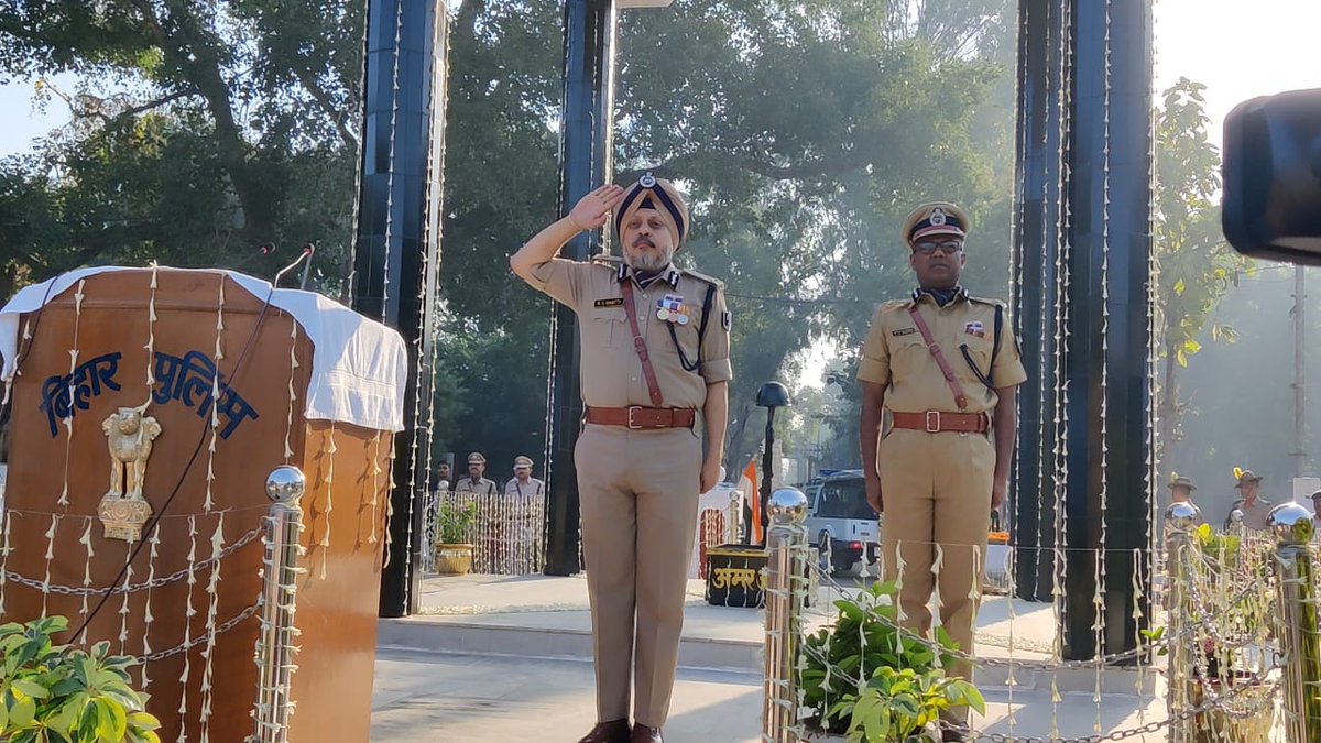 BiharHomeDept's tweet photo. #पुलिस_संस्मरण_दिवस_2023 के मौके पर शहीद पुलिसकर्मियों को श्रद्धांजलि देते हुए बिहार बिहार के डी.जी.पी श्री आर.एस.भट्टी।
@bihar_police
@IPRD_Bihar
#BiharHomeDept
#BiharPolice
#DGP_Bihar https://t.co/vOg4GCBkUG