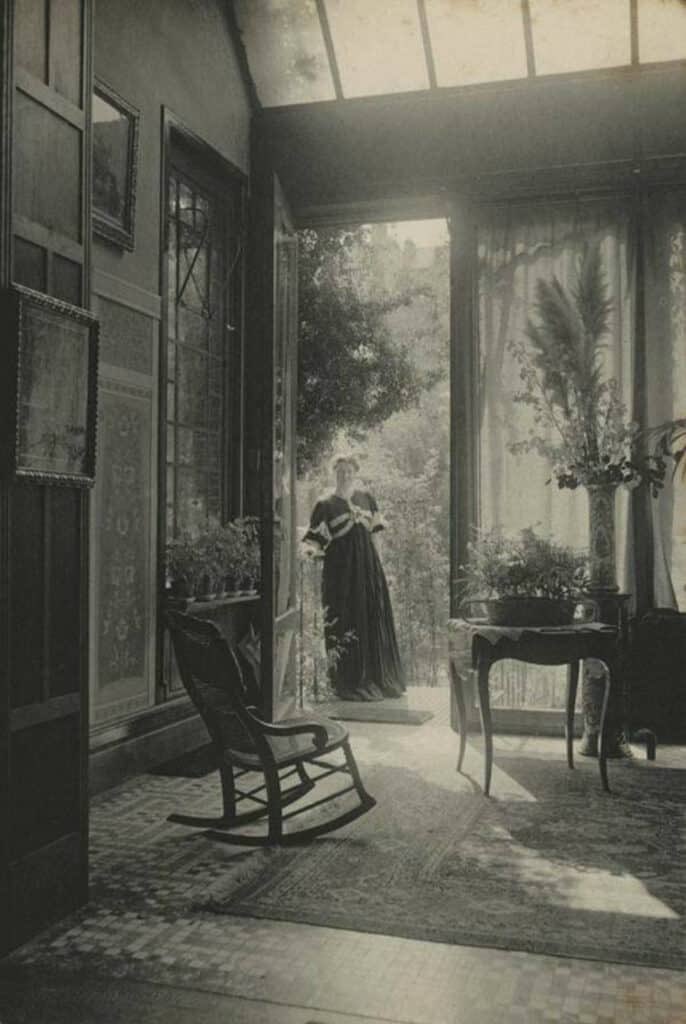 historyinmemes's tweet photo. This photo by Marcel Vanderkindere captures a Belgian lounge sometime in 1895. Look how tall that door is and how inviting that rocking chair looks. https://t.co/N8OElAlCCX