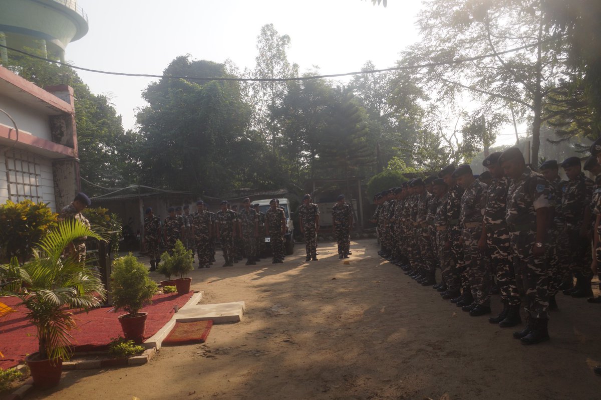 SSBSHQPURNEA's tweet photo. कर्तव्य निर्वहन के दौरान अपने जीवन  का सर्वस्व बलिदान देने वाले देश के जाँबाज पुलिसकर्मियों एवम केंद्रीय सशस्त्र पुलिस बल के कर्मियों को पुलिस संस्मरण दिवस के अवसर पर क्षेत्रक मुख्यालय पूर्णिया के अधिकारियों तथा कर्मियों द्वारा  विनम्र श्रद्धांजलि दी गई @SSB_INDIA @PIBHomeAffairs https://t.co/SW81xURxhH