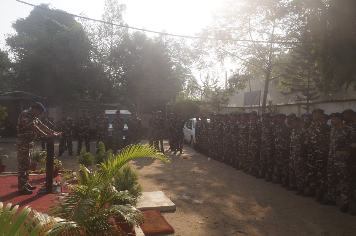 SSBSHQPURNEA's tweet photo. कर्तव्य निर्वहन के दौरान अपने जीवन  का सर्वस्व बलिदान देने वाले देश के जाँबाज पुलिसकर्मियों एवम केंद्रीय सशस्त्र पुलिस बल के कर्मियों को पुलिस संस्मरण दिवस के अवसर पर क्षेत्रक मुख्यालय पूर्णिया के अधिकारियों तथा कर्मियों द्वारा  विनम्र श्रद्धांजलि दी गई @SSB_INDIA @PIBHomeAffairs https://t.co/SW81xURxhH