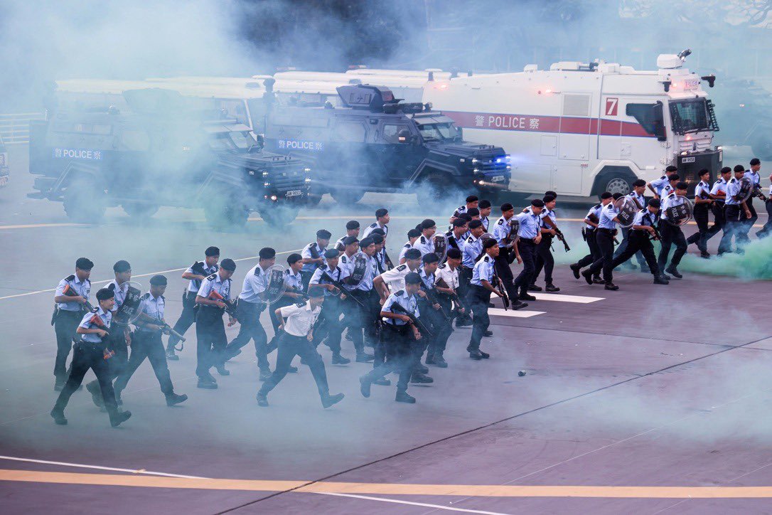 hkpoliceforce's tweet photo. #BlueBeret Spirit🫡! Marching with their heads held high at the #PoliceTacticalUnit’s #PassingOutParade, PTU’s new blood vow to carry on its tradition of staying at the forefront of safeguarding🇭🇰 by staying true to their motto—‘striding ahead with formidable bravery &amp; tenacity’. https://t.co/XGQiQkdtpw