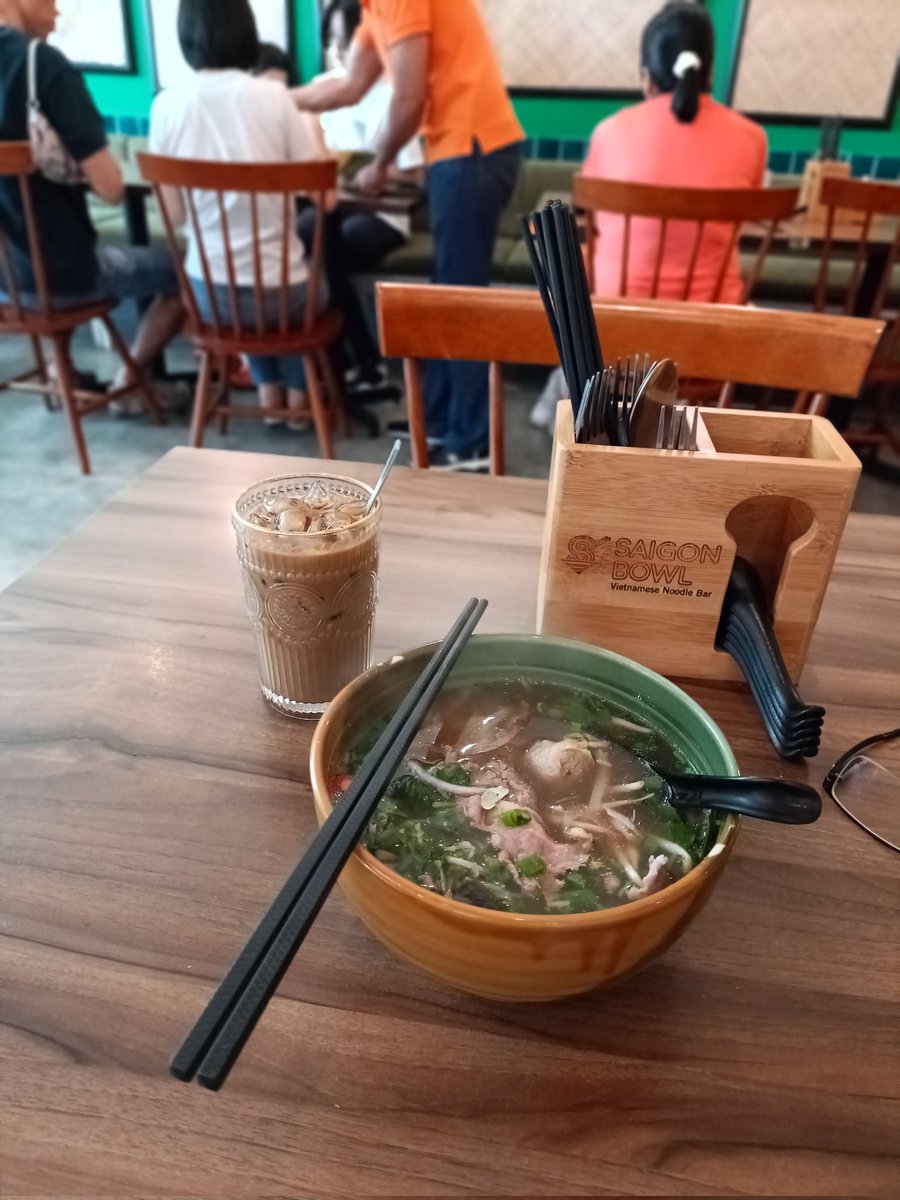 BooSoonYew67's tweet photo. #Lunch @ #SaigonBowl !!
Not bad .. ππ»ππ»πππ»ππ»π
.. @ The Whiteaways, #Penang
Delicious #PhoBeef Combo @ RM21.90
+ #IcedVietnameseCoffee with milk @ RM7.90 .. really worth the quality !! ππ»ππ» https://t.co/KoIBwtPmHA