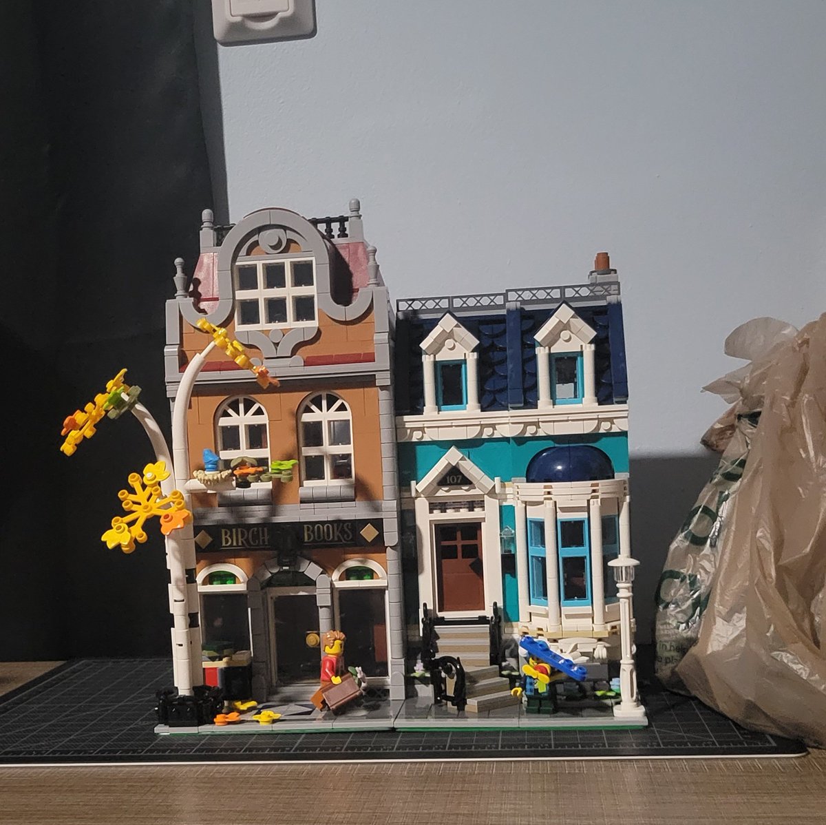 TeiflingQuillan's tweet photo. #hobbystreakchallenge day 337 #hobbystreak, today my partner Alyx and I started the second set in our Lego City. Now we have a book store to add to the collection.

#Lego #LegoCity #legobookshop #LegoModularBuilding https://t.co/A0ryVvSeeF