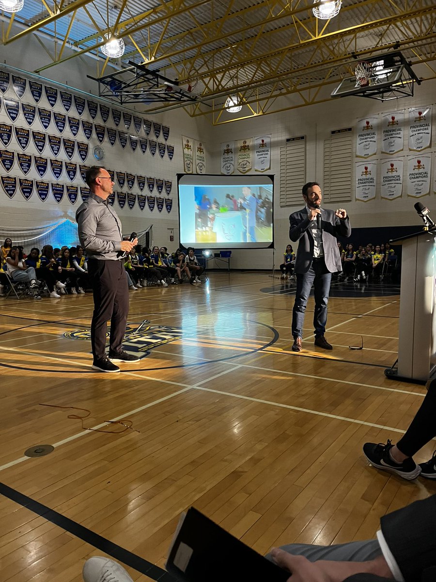 It was an incredible honour for @RCSD_No81 to have @vendi55 Dean Vendramin awarded the prestigious Prime Ministers Award for teaching excellence. We thank you for your innovation and dedication! 

The added benefit was taking in the energetic pep rally! Thank you @oneilltitans