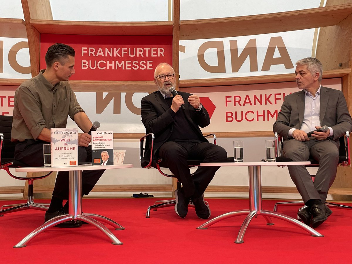 Gestern habe ich die wunderbaren Herren @CarloMasala1 und HerfriedMünkler auf der #FrankfurterBuchmesse genossen. Ihre Debattenkultur erinnerte mich daran, es wir an so vielen Stellen verlernt haben: zuhören, eingehen, Ideen austauschen und an den Antworten des anderen wachsen.