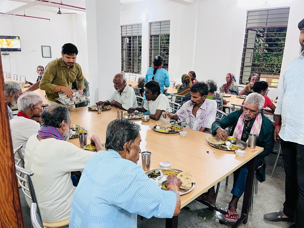 meetwidritesh's tweet photo. "Life is an echo. What you send out, comes back. What you sow, you reap. What you give, you get."

Got an opportunity to serve dinner at #Old_Age_Home, Purnea.

May God keep all of them always healthy and happy.🙏🏻
.
.
.
.
#OldAgeHome #Old_age_home #vriddhashram https://t.co/jbJUdKuRhc