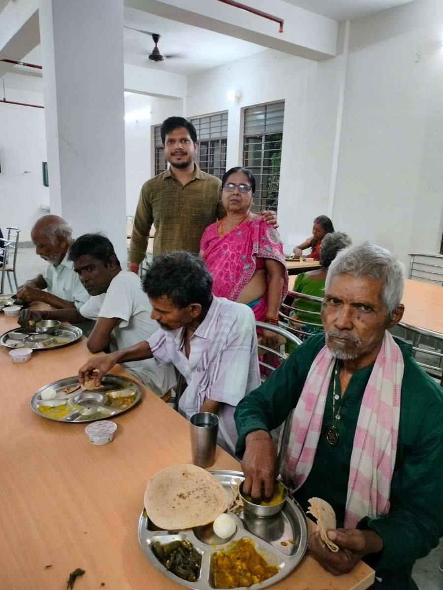 meetwidritesh's tweet photo. "Life is an echo. What you send out, comes back. What you sow, you reap. What you give, you get."

Got an opportunity to serve dinner at #Old_Age_Home, Purnea.

May God keep all of them always healthy and happy.🙏🏻
.
.
.
.
#OldAgeHome #Old_age_home #vriddhashram https://t.co/jbJUdKuRhc