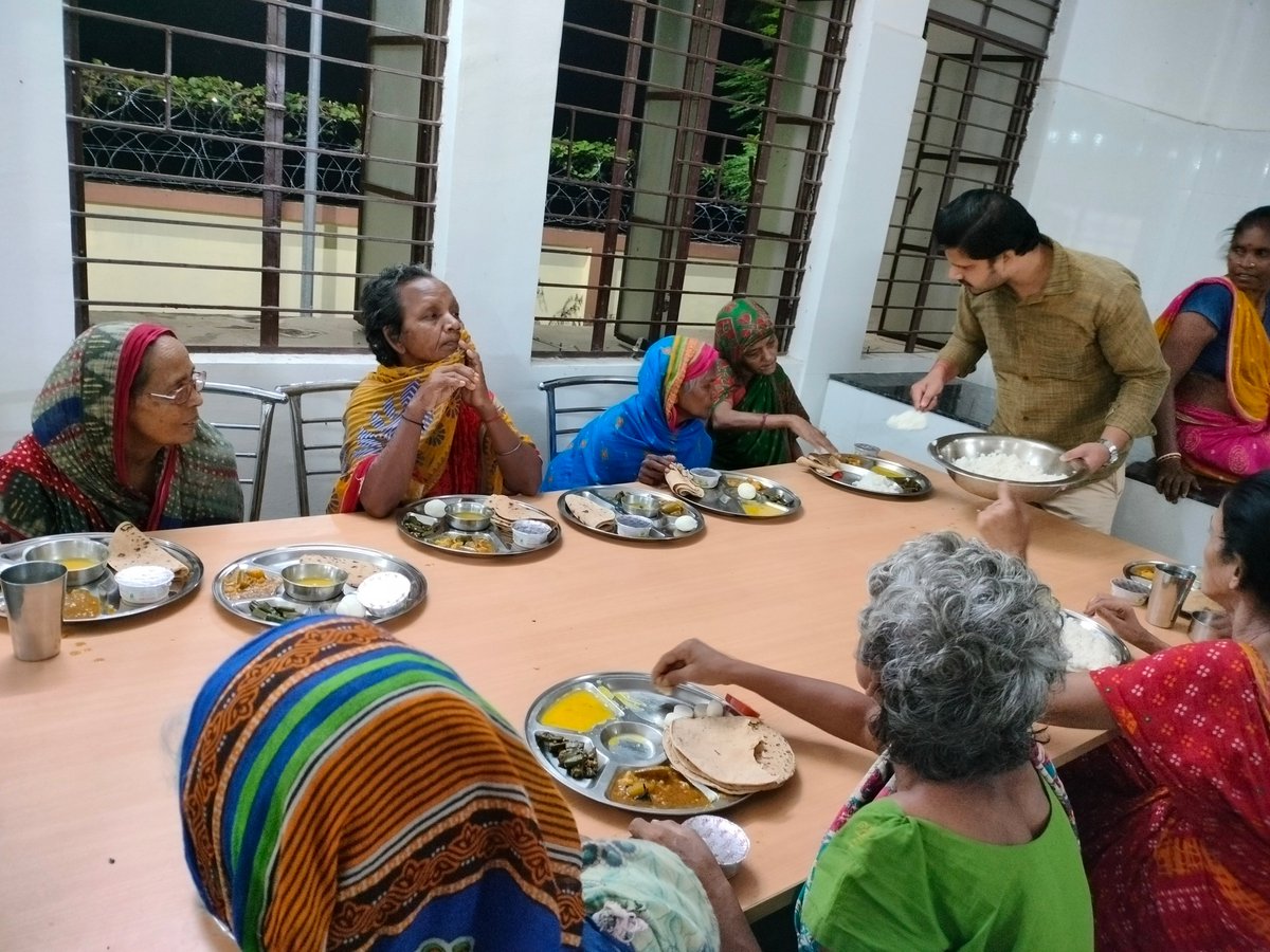 meetwidritesh's tweet photo. "Life is an echo. What you send out, comes back. What you sow, you reap. What you give, you get."

Got an opportunity to serve dinner at #Old_Age_Home, Purnea.

May God keep all of them always healthy and happy.🙏🏻
.
.
.
.
#OldAgeHome #Old_age_home #vriddhashram https://t.co/jbJUdKuRhc