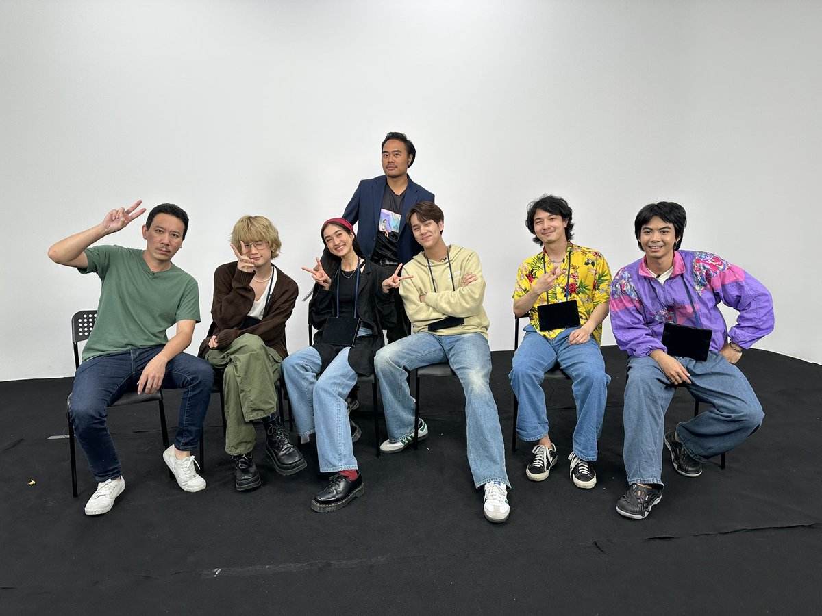 JakkritTomTom's tweet photo. ขอเล่าถึงคำต้องเชื่อม ep นี้หน่อยครับ :) ความพิเศษ(สำหรับเราเอง)คือเทปนี้เราเป็นคนชวนแขกรับเชิญทั้งหมดมาเองเลย งิงิ

จุดเริ่มต้นคืออยากโปรโมตชวนคนไปงานหนังสือกัน ไปเลือกหนังสือที่แต่ละคนอยากอ่านได้เลย (ไม่จำเป็นว่าต้องสนพ.เรานะ) เพราะว���าเราเองเป็นหนึ่งในทีมจัดงานหนังสือด้วย อยากให้คนมางานเยอะ ๆ ก็เลยขอพี่เหว่งพี่เติ๊ดทำเทปนี้ พี่ ๆ ใจดี อนุมัติให้ทำ เราก็เลยเริ่มชวนพี่ ๆ น้อง ๆ ที่รู้จักมักจี่กัน และเรารู้ว่าเป็นคนชอบอ่านหนังสือให้มาร่วมแจมกัน

- อาย กมลเนตร นักอ่านตัวยงเลยคนนี้ เคยเขียนคอลัมน์ในนิตยสาร มีพ���อกเก็ตบุ๊กของตัวเอง ครบเครื่องนักอ่านนักเขียน
- ตน ต้นหน นี่ก็อ่านมาเยอะ อ่านมานาน จำได้ว่าเมื่อ 7 ปีก่อน ตนไปงานหนังสือแล้วถ่ายรูปหนังสือทั้งกองลง IG หนึ่งในนั้นคือหนังสือที่เราเขียนด้วย รสนิยมดีใช้ได้
- อุล ภาคภูมิ นี่ก็รู้ว่าอุลชอบอ่านหนังสือ เพราะปีก่อนเคยเจออุลมาเดินงานหนังสือ หนังสือเต็มมือเลยนะ แล้วก็ลงรีวิวหนังสือเรื่อย ๆ 
- นนน เคยคุยกัน ละนนนบอกว่าชอบอ่านพวกดาราศาสตร์ / Sci-fi ถ้ามีเวลานอกจากอ่านบท ก็จะหาหนังสือมาอ่าน 

ละพอทักไปชวนแต่ละคน ไม่มีใครปฏิเสธเลย ฮืออออ โคตรรักและขอบคุณทุกคนเลยยย ขอบคุณมากจริง ๆ ครับทุกคนนนนนน 

ส่วนน้องกล้า แห่งช่องบางระมาด ถึงในคลิปจะเล่นมุกว่ามาเป็นตัวแถม ไม่ได้ชอบอ่านหนังสือ แต่จริง ๆ กล้าอ่านหนังสือเยอะอยู่นะ ลงรีวิวหนังสือเรื่อย ๆ เหมือนกันครับ

นี่เลยรู้สึกว่าทุกคนที่ให้เกียรติมาเล่น คือนักอ่านที่อยากชวนคนไทยมาอ่านหนังสือกันจริง ๆ ขอบคุณช่องยกกำลัง ขอบคุณแขกรับเชิญทุกคนที่มาร่วมแจมกันนะครับ เริ้บบบบบ ❤️

สุดท้าย ใครยังไม่ได้ดูก็กดเลย https://t.co/4kKgIne3Y6 และถ้าใครว่าง ๆ ก็มาเกินงานหนังสือกันนะครับ หนังสือดี ๆ เพียบเลย งานมีถึงวันที่ 23 ตุลาคมนี้ ที่���ูนย์สิริกิติ์ ชั้น LG  ฮอลล์ 5-7 เลือกหาเลือกอ่านหนังสือที่ชอบกันตามสะดวกเลยครับผมมมมมม