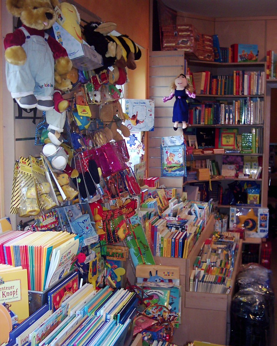 HalloEifel's tweet photo. Buchhandlung Walgenbach: Umfangreicher, gut sortierten Bestand an Kinder- und Jugendbüchern. Hier können sie stöbern und entdecken, anfassen und reinschnuppern. Und werden auf Wunsch sehr gut beraten. https://t.co/8H7GRCbWJq 
#buchhandlung #walgenbach #bücher #lesen https://t.co/EqaiFYXggh