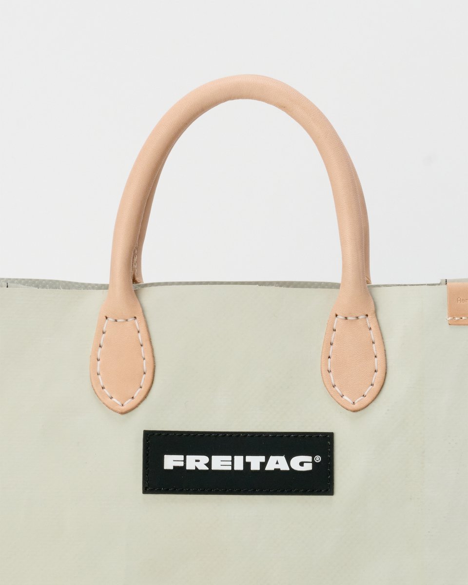 「HS MIAMI VICE」はFREITAGの「F52 MIAMI VICE」のハンドル部分を解体し、Hender SchemeがFREITAGを「ハック」するように、レザーハンドルとレザーのネームタグを縫製した二次創作モデル。
解体された既存のタープハンドルは、ショルダーとして再構築。

#FREITAGbyHenderScheme #henderscheme #frtg