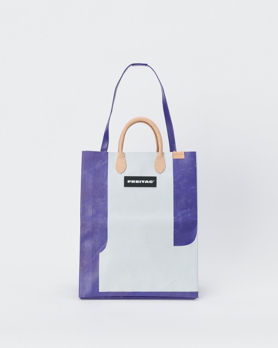 HenderScheme's tweet photo. 「HS MIAMI VICE」はFREITAGの「F52 MIAMI VICE」のハンドル部分を解体し、Hender SchemeがFREITAGを「ハック」するように、レザーハンドルとレザーのネームタグを縫製した二次創作モデル。
解体された既存のタープハンドルは、ショルダーとして再構築。

#FREITAGbyHenderScheme #henderscheme #frtg https://t.co/ioiKCNoJmy