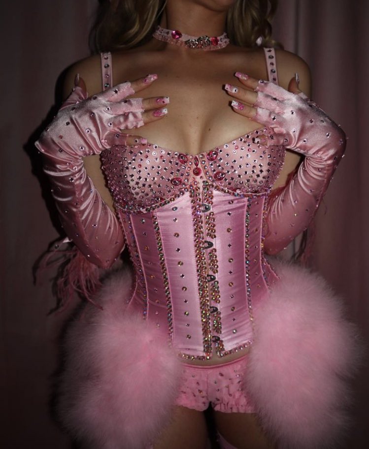 ⠀⠀⠀⠀⠀ ⠀⠀⠀ buɾlesque 🎀
⠀⠀⠀⠀⠀ ⠀⠀#HalloweenUtah