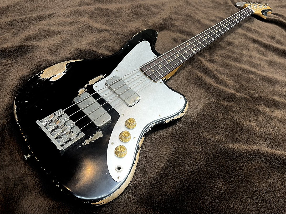 apollonmusic's tweet photo. 【新潟店】
#Fano Guitarsから #Oltre #JM4 が2本入荷!
1本はBull Black、もう1本はButterscotch Blondカラーを採用!👍
鳴り良し、サウンド良し!
オフセットボディにフィット感の良いネックシェイプで、プレイアビリティも高いモデルです!👇
https://t.co/m5jxyAJoOQ https://t.co/LWkdmHcMDH
