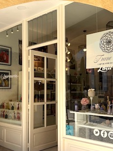 ①プロヴァンスのルールマランで出会った高級感溢れる芸術品のような #ラヴェンダーバントルズ  (クール ド ラヴァン）。オーナーのフィリップ氏がこの地に越してきた際に隣人から歓迎の印に贈られ、香りを伴った贈り物に感動。その後クラフトを超えた芸術品としてクール ド ラヴァンは生まれました。