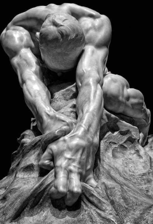 pierpi13's tweet photo. Questa scultura di Gaetano Cellini si chiama “L’umanità contro il male” (1908) e, osservandola, sapete cosa mi ha incuriosito?
La disperazione.
La disperazione dell'uomo nel strappare il male dal mondo.
È un momento cruciale questo, ce la farà?
Ma, soprattutto, ce la faremo?
Il male si sconfigge insieme. È compito nostro cambiare il mondo con piccole opere di bene perché, come diceva Alessandro Manzoni, «si dovrebbe pensare più a far bene, che a star bene: e così si finirebbe anche a star meglio.»
L'opera è conservata alla Galleria Nazionale d’Arte Moderna di Roma.
Dario Padalino