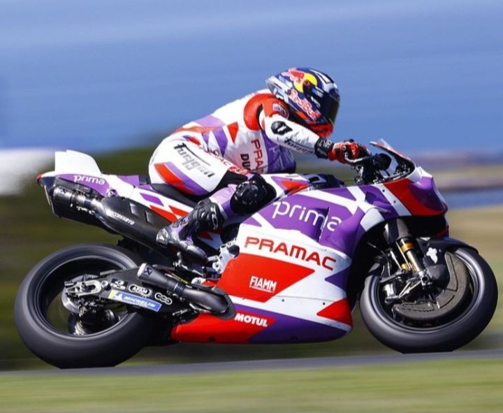 Mais quel pied, pas de regrets de m'être levé à 5h30 pour assister à cette course folle et la première victoire en MotoGP pour Johann Zarco😍🇨🇵
6 ans que le public français attendait ça et cela rend encore plus belle sa victoire 😍 On y croyait presque plus!
#AustralianGP