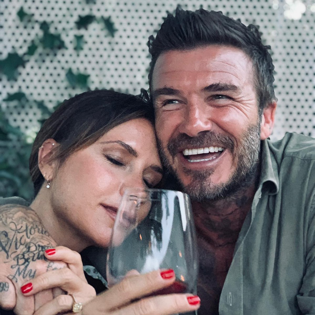 Dreaking_8's tweet photo. Show me a better 🖼️ of this couples.
@victoriabeckham ❤️ @brooklynbeckham @romeobeckham @cruzbeckham #HarperSeven https://t.co/sSxf6oMjqd