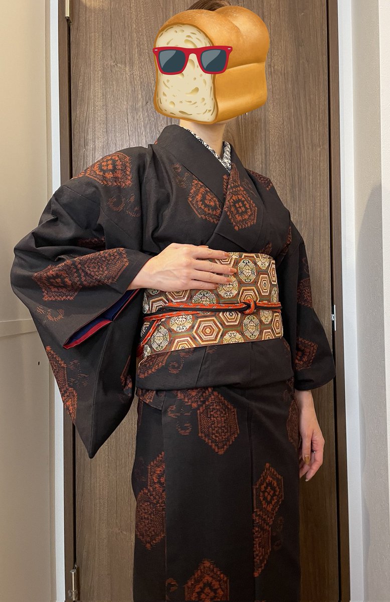 「今日の着物は黒の真綿紬(分厚いから本格的に秋にならないと着られない) 帯は簡単だ」|🍞üzΔm🍞のイラスト