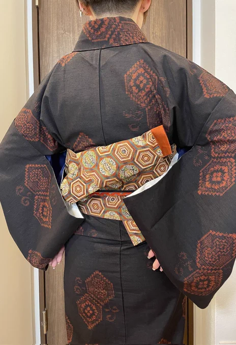 今日の着物は黒の真綿紬(分厚いから本格的に秋にならないと着られない) 帯は簡単だしかっこいいのでずっと浪人結びにしてるのわよ 