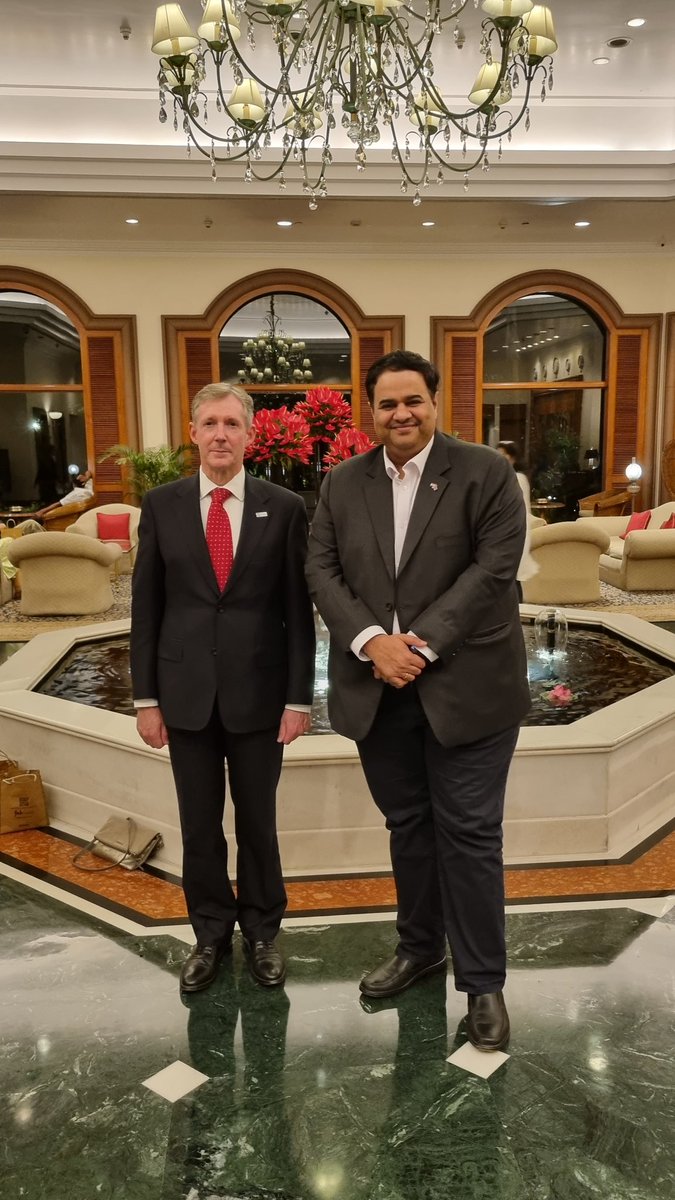Delighted to meet @rometostandrews Prof. Chris Smith @UKRI_News International Champion & Exec Chair of AHRC. Useful discussions on his vision & plans for @UKRI_India and how @UKinBengaluru can support them in #Karnataka, #Kerala and the wider South India. #AlivewithOpportunity