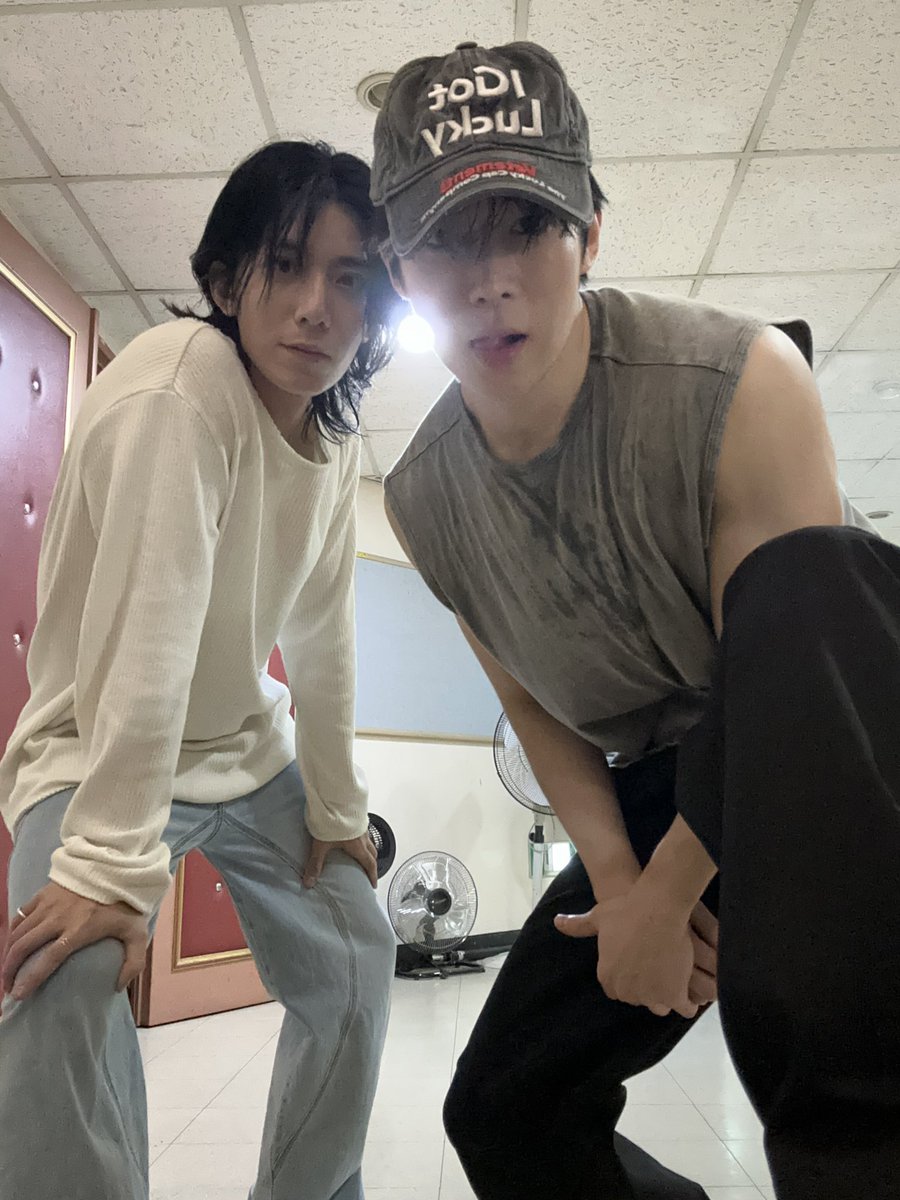 SF9official's tweet photo. 내 여친이랑
#SF9 #DAWON #HWIYOUNG https://t.co/6rXdI7E3rp