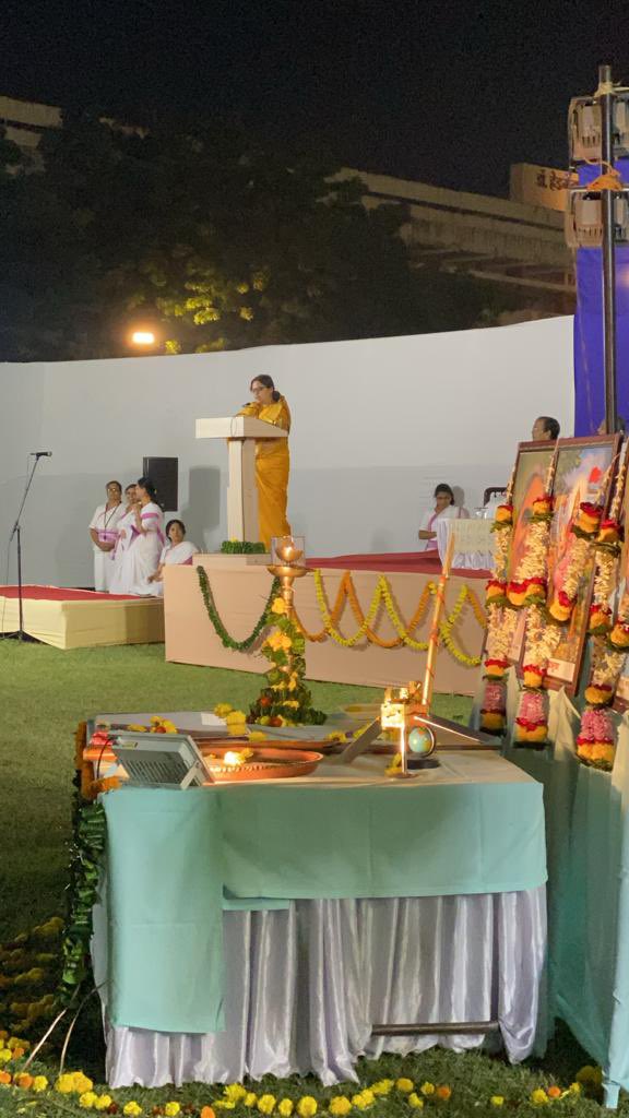 UrvaMishra's tweet photo. राष्ट्र सेविका समिति, नागपुर विभाग के विजयादशमी उत्सव,रेशिमबाग मैदान,स्मृति मंदिर परिसर में समिलित हो कर अति हर्ष की अनुभूति हुईI वन्दनीय प्रमुख संचालिका मा.शांताअक्काजी जो मातृत्व नेतृत्व कर्तुत्व का सर्वश्रेष्ठ उदाहरण है उनसे आशीर्वाद प्राप्त करने का सौभाग्य प्राप्त हुआ I #RSS https://t.co/flyGAvEnZ0