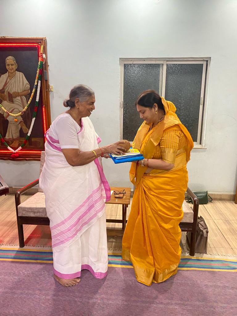 UrvaMishra's tweet photo. राष्ट्र सेविका समिति, नागपुर विभाग के विजयादशमी उत्सव,रेशिमबाग मैदान,स्मृति मंदिर परिसर में समिलित हो कर अति हर्ष की अनुभूति हुईI वन्दनीय प्रमुख संचालिका मा.शांताअक्काजी जो मातृत्व नेतृत्व कर्तुत्व का सर्वश्रेष्ठ उदाहरण है उनसे आशीर्वाद प्राप्त करने का सौभाग्य प्राप्त हुआ I #RSS https://t.co/flyGAvEnZ0