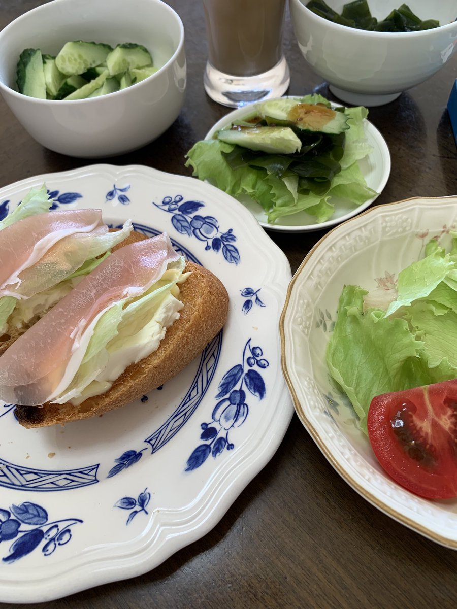 SuzukiDt's tweet photo. #Lunch , 🥖 #baguette #Kiri #RawHam #lettuce ,
Anさん推薦の Kiri cheese /レタス/生ハム をバゲットに3段重ね,塩分も優しくおいしい.➕ #磯部巻き . https://t.co/OmAWyIYxEQ