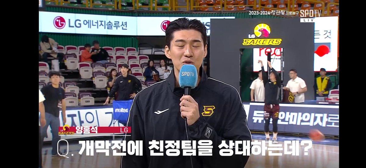 머리에 힘준 어떤 강아지