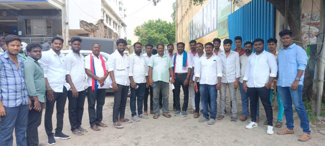 BalaBala201988's tweet image. தலைவர் Thol.Thirumavalavan அவர்களின் தலைமையில் #YMCA மைதானத்தில் நடைபெற இருக்கும் வாக்குசாவடி முகவர்கள் பயிற்சி பட்டாறைக்கு, காஞ்சிபுரம் தெற்கு  தலைமையில், காஞ்சி தெற்கு மாவட்டம் செயலாளர் அண்ணன் #தி #வ Ezhilarasu Vck  அவர்களின் வழிகாட்டுதலில் படி வாகனத்தில் சென்னை நோக்கி பயணம்...