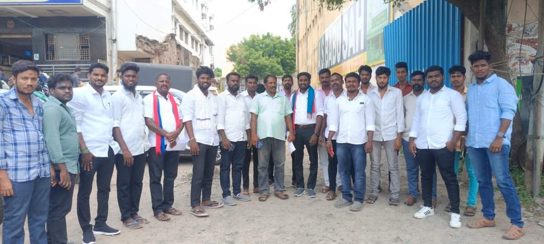 BalaBala201988's tweet image. தலைவர் Thol.Thirumavalavan அவர்களின் தலைமையில் #YMCA மைதானத்தில் நடைபெற இருக்கும் வாக்குசாவடி முகவர்கள் பயிற்சி பட்டாறைக்கு, காஞ்சிபுரம் தெற்கு  தலைமையில், காஞ்சி தெற்கு மாவட்டம் செயலாளர் அண்ணன் #தி #வ Ezhilarasu Vck  அவர்களின் வழிகாட்டுதலில் படி வாகனத்தில் சென்னை நோக்கி பயணம்...