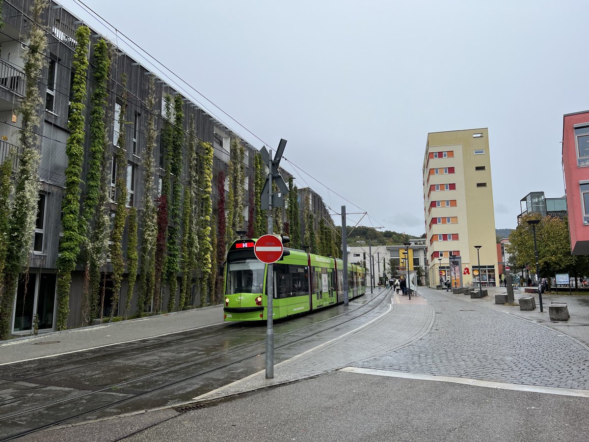 Die #Wohnungswirtschaft Bayern in Freiburg. Unterwegs mit Stadtplaner-Ikone Prof Wulf Daseking in der Stadt der kurzen Wege #Vauban und #Rieselfeld. Ob eine Stadt funktioniert erkennt man an ihren Rändern, so der Experte.