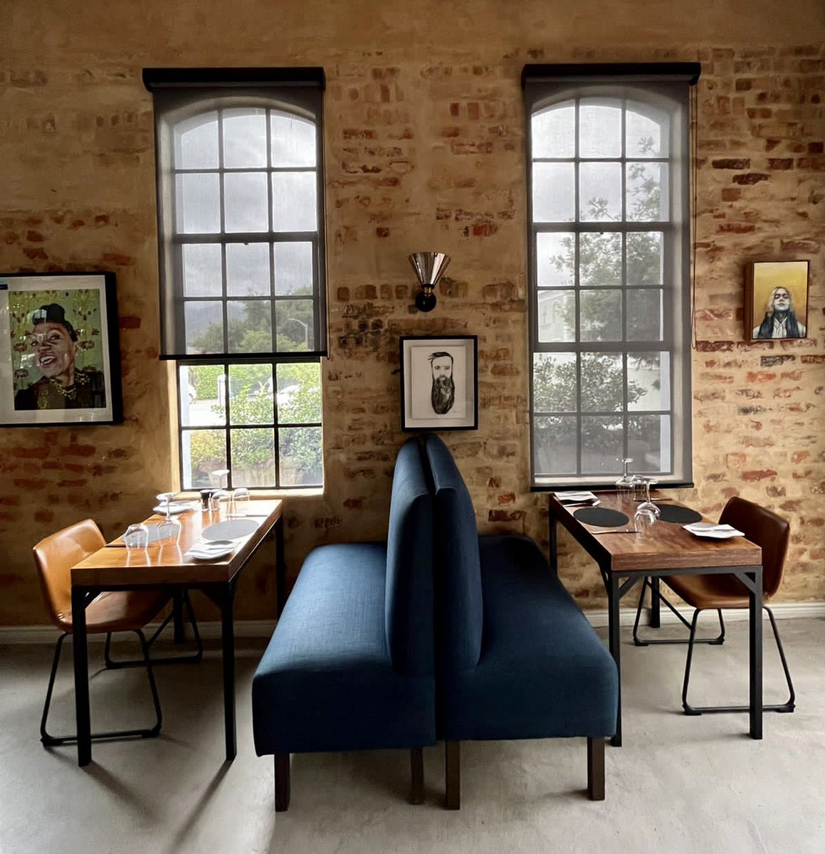 IrnavanWyk's tweet photo. Window treatment by #Stellenbosch #Blinds &amp; #Shutters. 

Reubens Restaurant &amp; Bar, Franschhoek 

*Product:  C Screen Roller Blinds
*Colour: Ebony with black side controls.
*Contact:  Tel 021 8833783 | 082 5722 740 Email:  info@stellenboschblinds.co.za
https://t.co/ZPIOrAg6fj https://t.co/E1zWvnE5eh