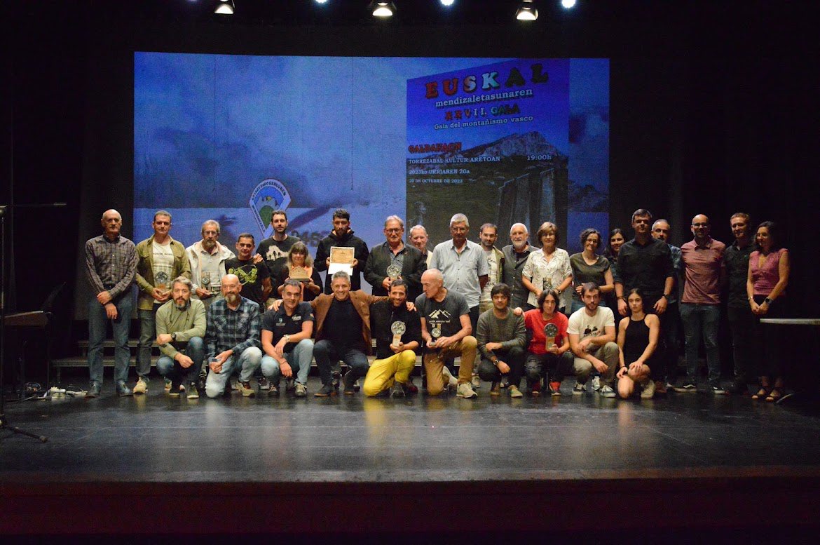 loramen's tweet photo. EUSKAL MENDIZALE GALA⛰️
Ohore handia atzo, mendizalez inguraturik egotea. Mendiko lorpenez harago, euskara nagusi, Iparraldeko mugalariak, tradiziozko euskal dantzak eta Ghulam Murtaza. Eskerrik asko, mendiari, horrenbeste ematen didalako⛰️
Eskerrik asko @GangurenMT #pyrenaica https://t.co/MIeDN96I8I