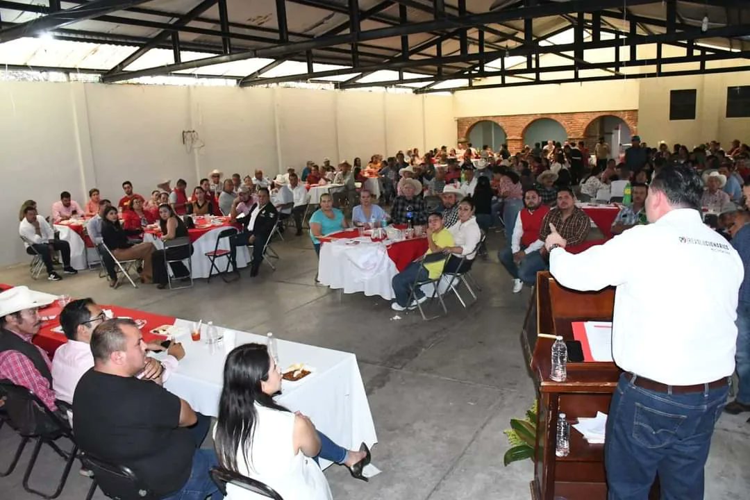 RJXMMichoacan's tweet photo. Este viernes, acompañamos al presidente Guillermo Valencia Reyes  y Xóchitl Ruiz secretaria general, al encuentro con la militancia del Distrito Local I La piedad, demostrando su firme convicción para construir el triunfo electoral en el 2024.

#Revolucionarios #SomosRed https://t.co/z9wyHZ5NU9