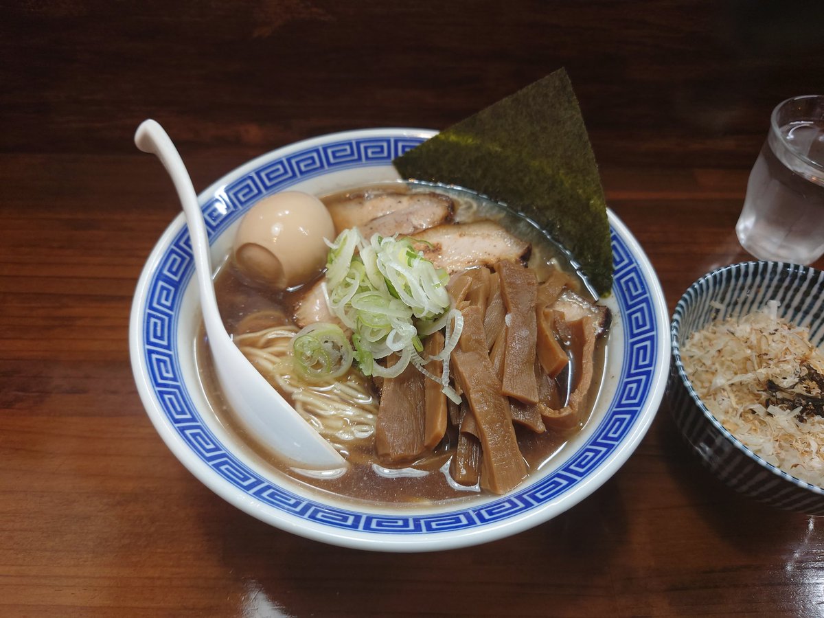 Xl2Vw8AbvPjGemH's tweet photo. 八王子　響
炊きたて煮干し醤油ラーメン　大盛り　特製TP

大盛りか、〆の茶漬け倍か選択に迷う1杯 https://t.co/pQj0kwkH7M