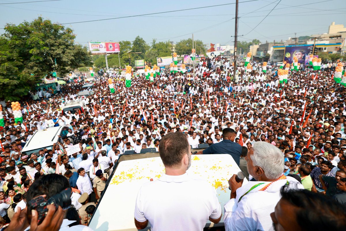 INCTelangana's tweet image. This election is a fight between ‘Dorala’ Telangana and ‘Prajala’ Telangana.

Congress' 6 Guarantees will provide support to every family of Telangana.

✅ Mahalakshmi
- ₹2,500/month to women
- Free bus travel
- Gas cylinder for ₹500

✅ Indiramma Indlu
- ₹5 lakh assistance to