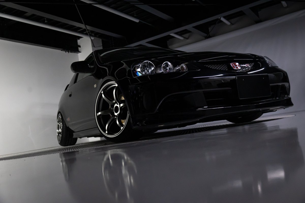 carshopchannel's tweet photo. 本日こちらの車両をライブにてご紹介いたします。  18:00〜 CAR SHOP CHANNELのYouTubeチャンネルにて配信いたします。

ライブ中にお車の状態や内容に関する質問にもお答えいたします。  是非ご覧ください！

■配信はこちら
URL：https://t.co/kbHY1Mamxl

#車売ります  
#DC5  
#インテグラ https://t.co/PK2oSrn6KK