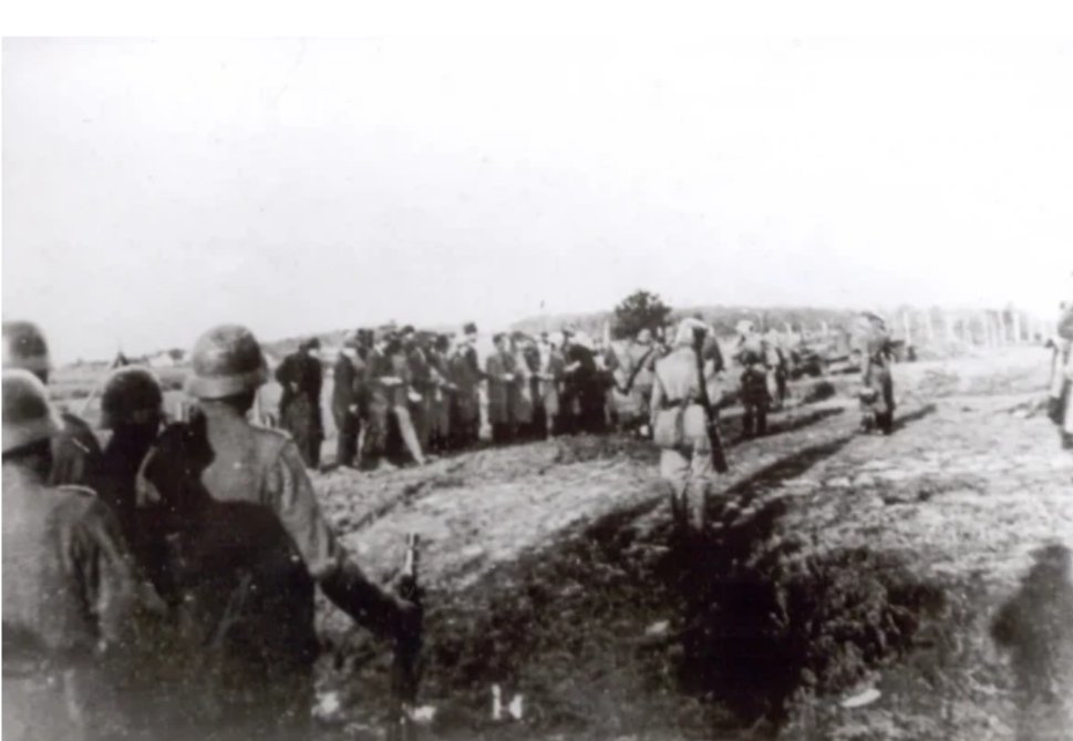 "Bilo je to u nekoj zemlji seljaka
na brdovitom Balkanu
Umrla je mučeničkom smrću
četa đaka u jednom danu..."
Kragujevac, 21. oktobar 1941. 
Da se ne zaboravi....
