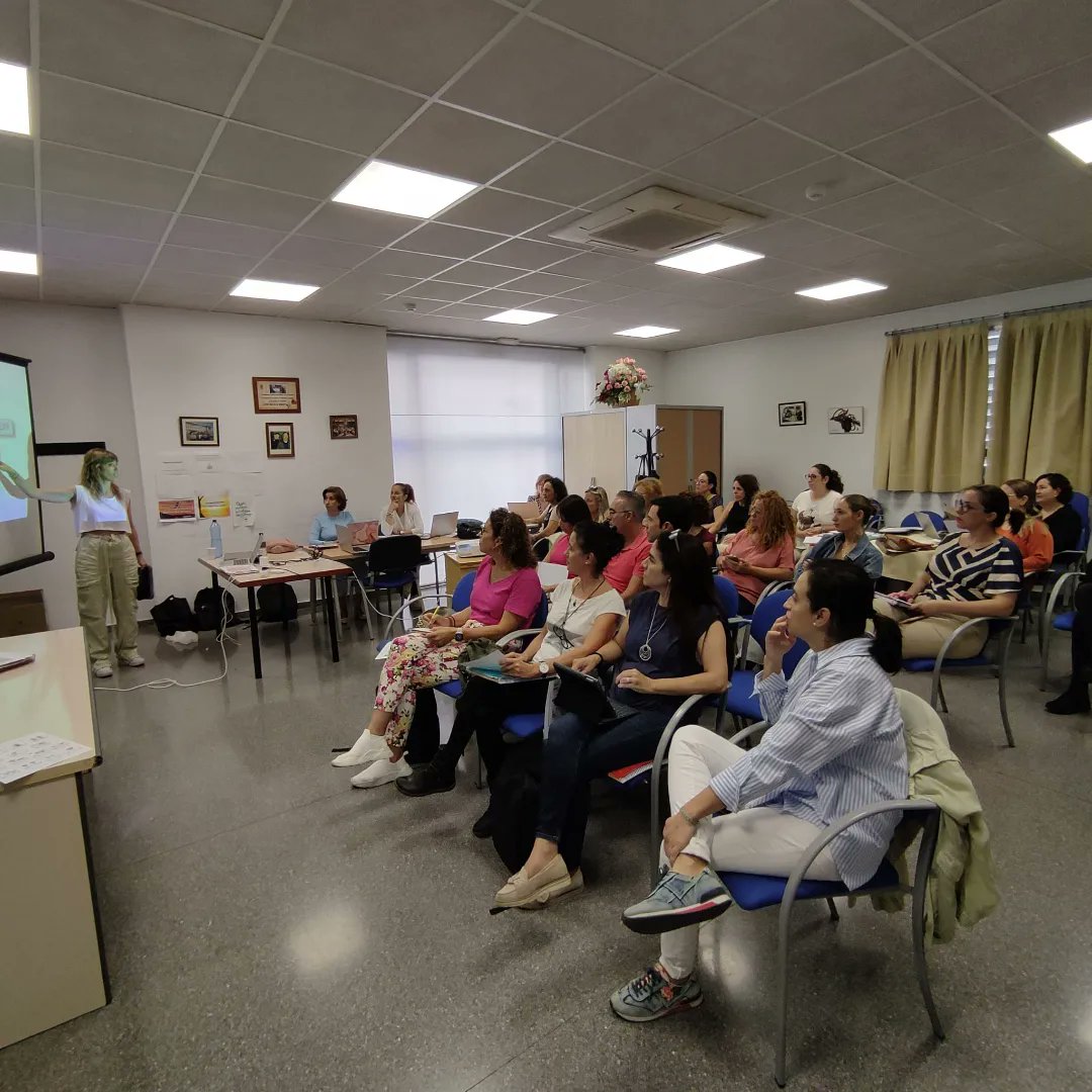 eoepmolina1's tweet photo. Esta mañana hemos recibido una presentación magistral sobre la necesidad y el derecho a la comunicación de las personas con necesidades educativas especiales.
De la mano de nuestra compañera María José AL del Eoep  y Raquel Soriano del centro Meraki en Yecla. Muchas gracias https://t.co/2qVMF2sgjS