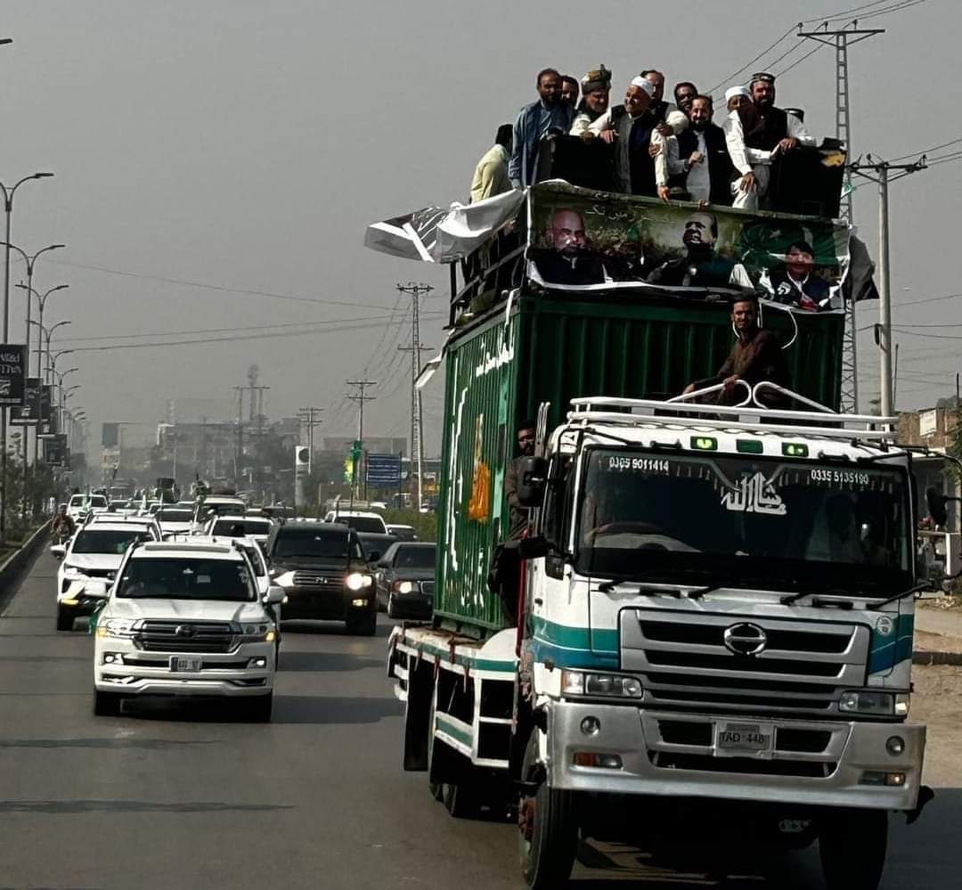 BaaghiTVPashto's tweet image. د نواز شریف هرکلي لپاره یو شمیر سیاسي مشران راوتلپ، 
د پخواني وزيراعظم ميا محمد نواز شريف د راتګ په موقع د خېبر ضلعې نه لاهور ته روانه  د قافلې مشري پخوانۍ ايم اين اے الحاج شا جي ګل آفريدي کوي۔
#Pakistan #PMLN #PakistanMoveForward
