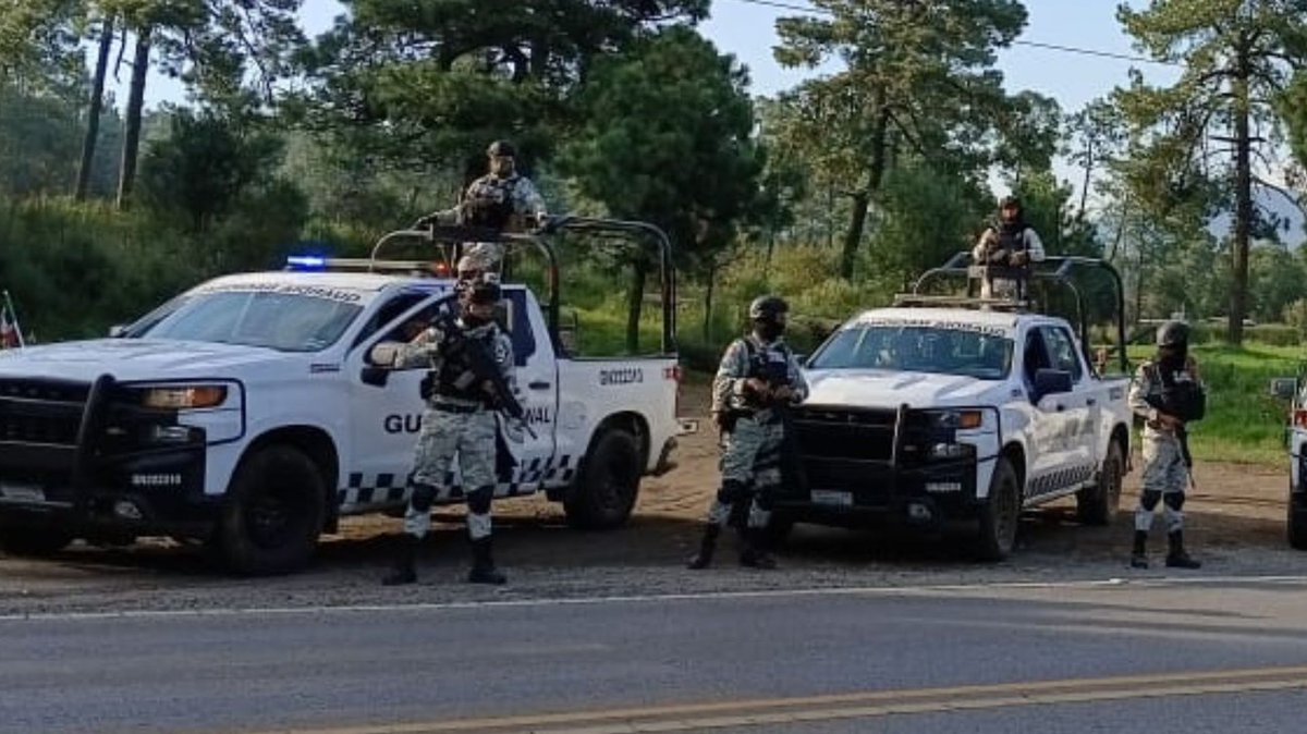 info7mty's tweet photo. Los pobladores, liderados por la comunidad de Mesbilja, interceptaron a los guardias y los retuvieron en un centro escolar➡️https://t.co/uZXeK3ckm7
#INFO7 #Chiapas #Guardas #Nacional #Secuestrados #Oxchuc #Militares #Comunidad #Pobladores #Mesbilja https://t.co/IPqZ6HuVsJ