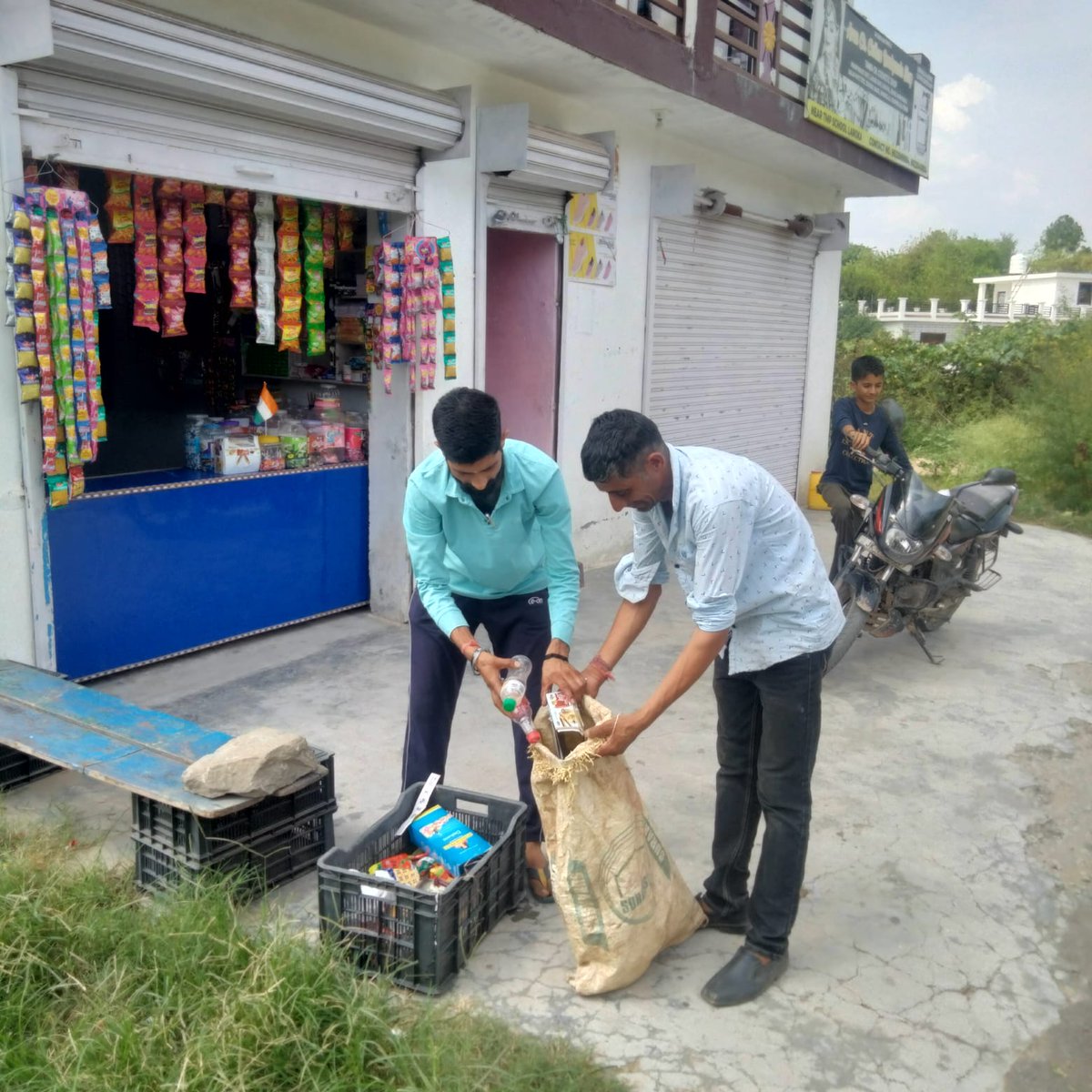 DioRajouri's tweet photo. Great to see positive efforts in District Rajouri! Door-to-door waste collection is now in full swing across various Panchayats. Let's keep our surroundings clean and contribute to a greener future. #CleanRajouri #WasteCollectionEfforts
@diprjk @OfficeOfLGJandK @vikaskundal03 https://t.co/poDX0ldVHx