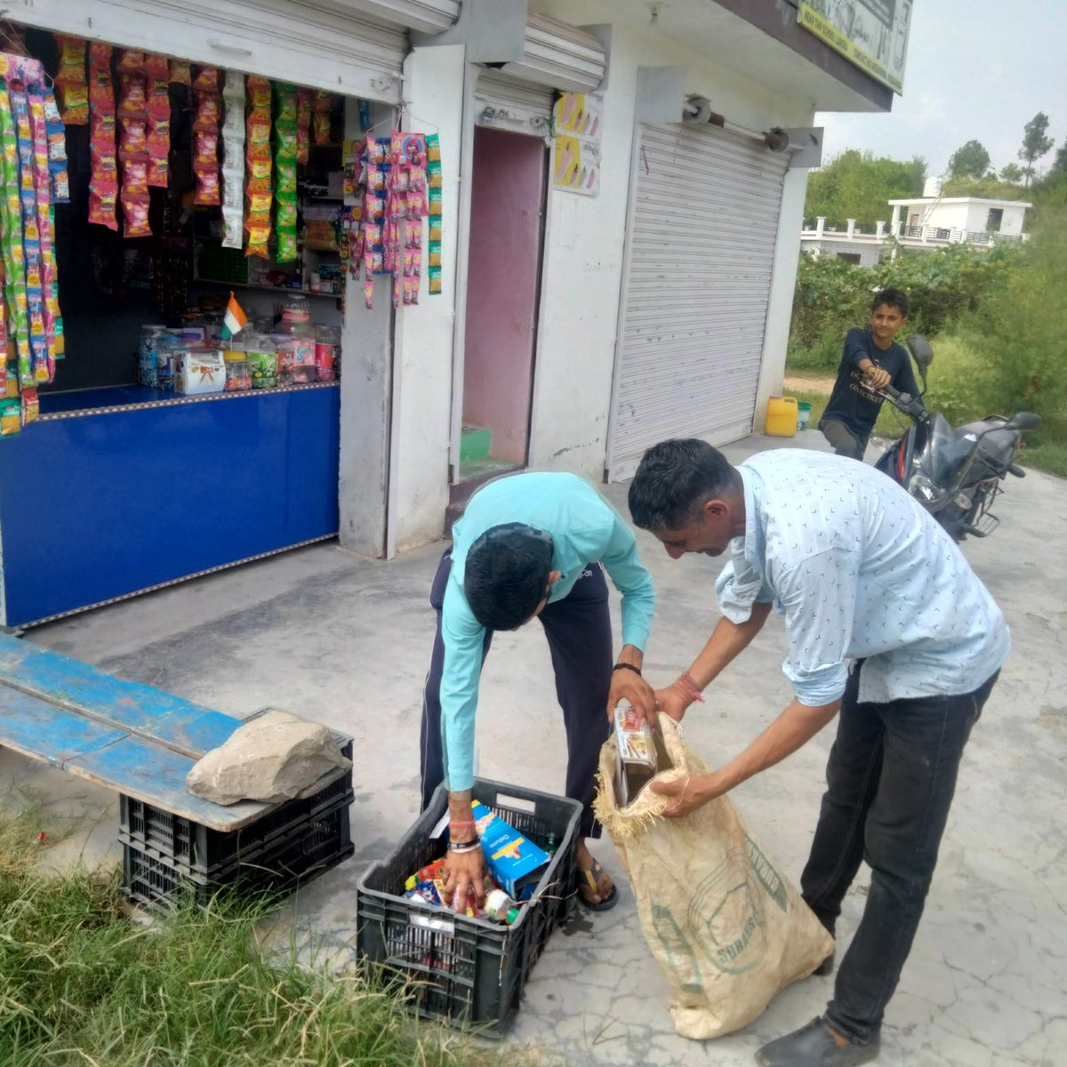 DioRajouri's tweet photo. Great to see positive efforts in District Rajouri! Door-to-door waste collection is now in full swing across various Panchayats. Let's keep our surroundings clean and contribute to a greener future. #CleanRajouri #WasteCollectionEfforts
@diprjk @OfficeOfLGJandK @vikaskundal03 https://t.co/poDX0ldVHx
