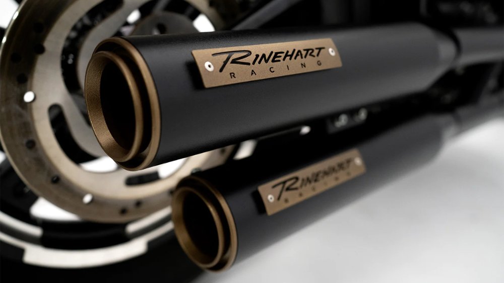 4ing_cps's tweet photo. RINEHARTからハーレーソフテイル用「HP35 3.5″ Slip-on Muffler」が新登場!
黒地にブロンズが格好良いです!
最近は差し色を入れるのが流行ってますね。
.
価格 101,310円(税込)
.
#4ing
#バイク
#ハーレー
#M8
#ソフテイル
#スリップオン
#マフラー
#RINEHART https://t.co/XXmtD2bOCD