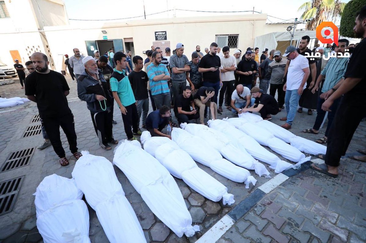 Group16th's tweet photo. Great sadness hangs over the families of the Palestinians who were murdered as a result of their exposure to bombing by Israeli airstrikes in Deir al-Balah in the central Gaza Strip.
#IsraeliCrimes#GazaUnderAttack #16thOctoberGroup 🇵🇸 https://t.co/cmrNv2pANH