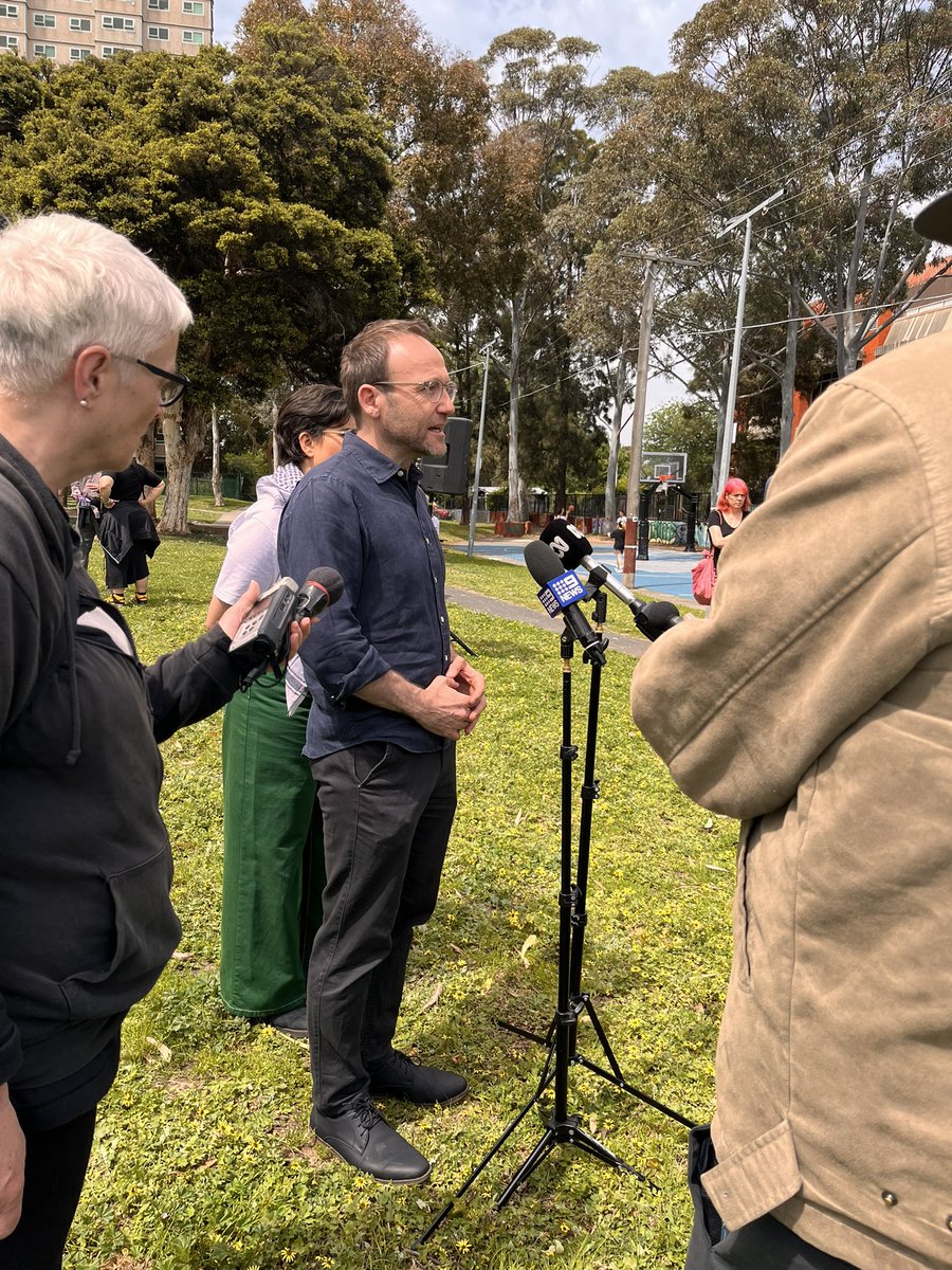 AdamBandt's tweet photo. Labor is trying to end public housing in Victoria.

It’s a disgrace. Vic Labor has the biggest privatisation agenda since Jeff Kennett.

Today I was proud to join some of my community at the Collingwood flats to stand up and fight back. https://t.co/tQK5qYYhcD