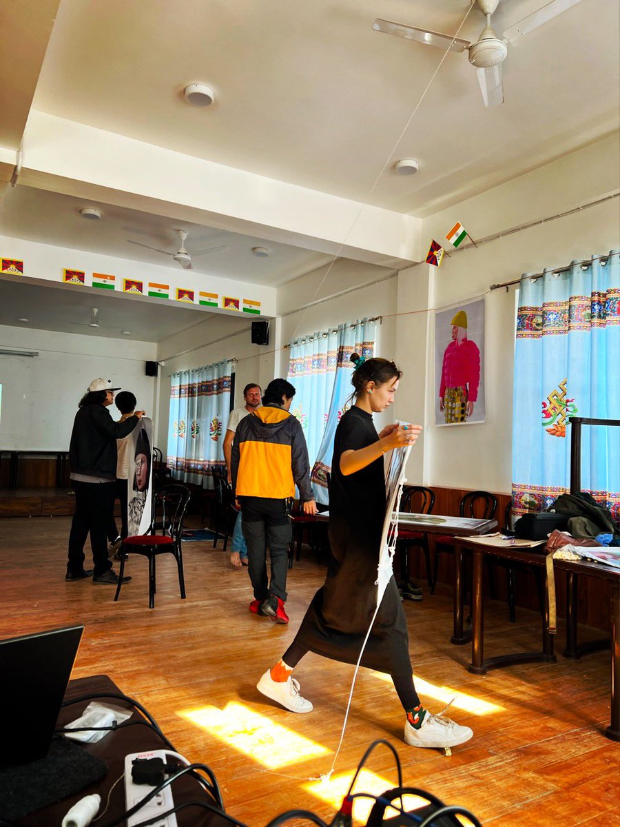 bobbydevito's tweet image. Me: “oh nice, I get the COOL one behind me”

Liaisan the artist: “they are ALL cool”

Me: 

Playing all my faves today from the EM:T family @MatJarvis along with some of my own

#art
#gallery
#ambients 
#dhasa